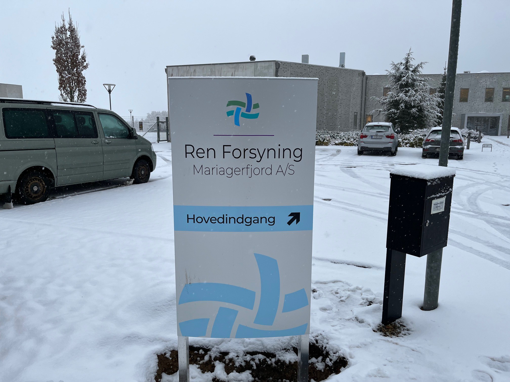 Skilt til hovedindgang ved administrationsbygningen.