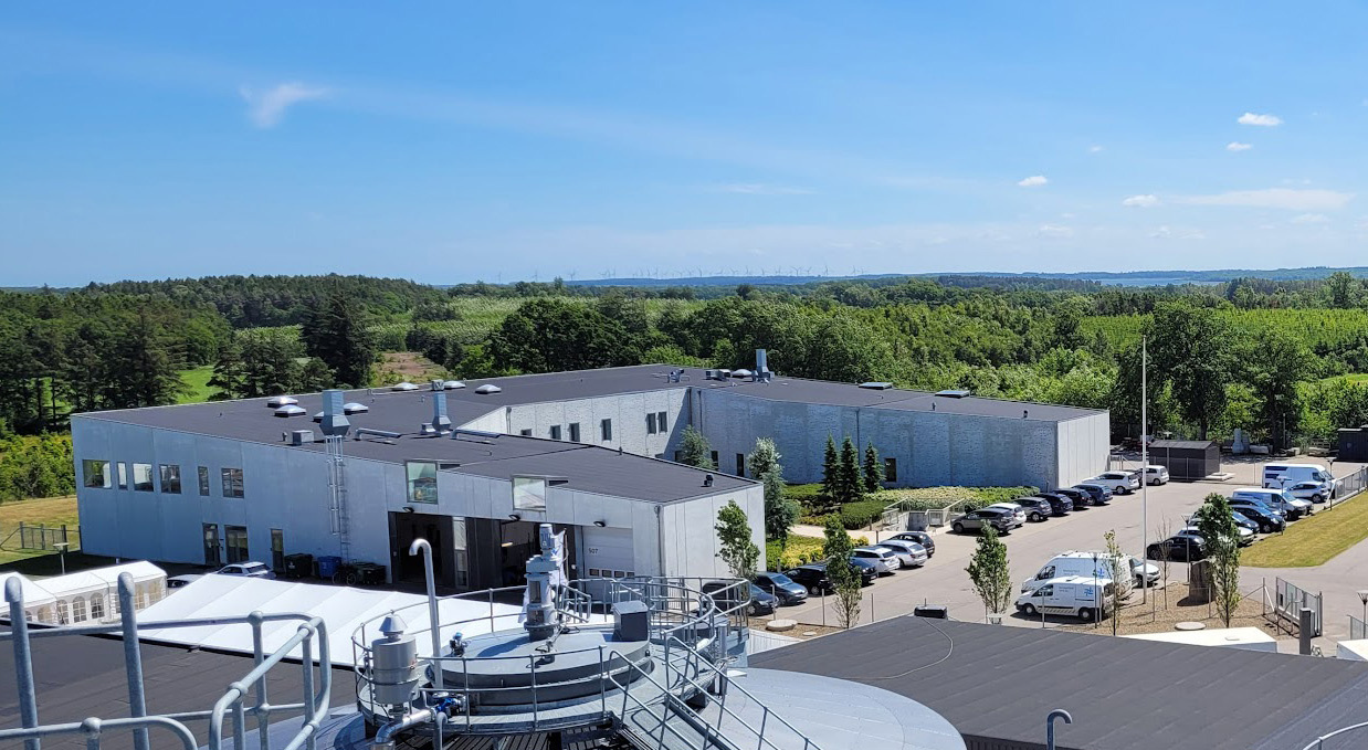 Drone foto af Ren Forsyning Mariagerfjords administrationsbygning i Hadsund. Foto: Dronedata.dk