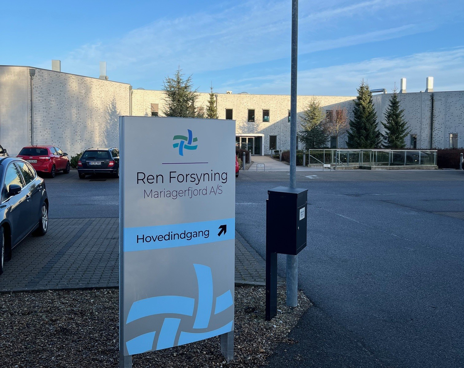 Skilt til hovedindgang ved administrationsbygningen.
